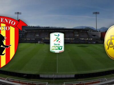 Scudetti Benevento e Modena sullo sfondo dello Stadio Ciro Vigorito