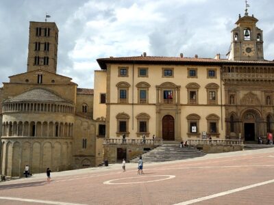 Piazza Grande ad Arezzo, con le Logge del Vasari e il Palazzo della Fraternita dei Laici