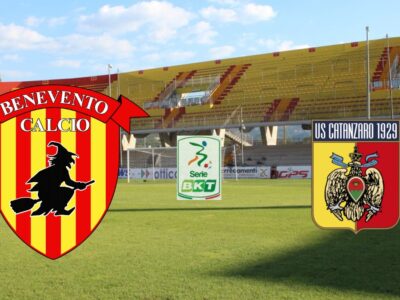 Benevento-Catanzaro: scudetti delle squadre e logo Serie BKT sullo sfondo dello Stadio Ciro Vigorito